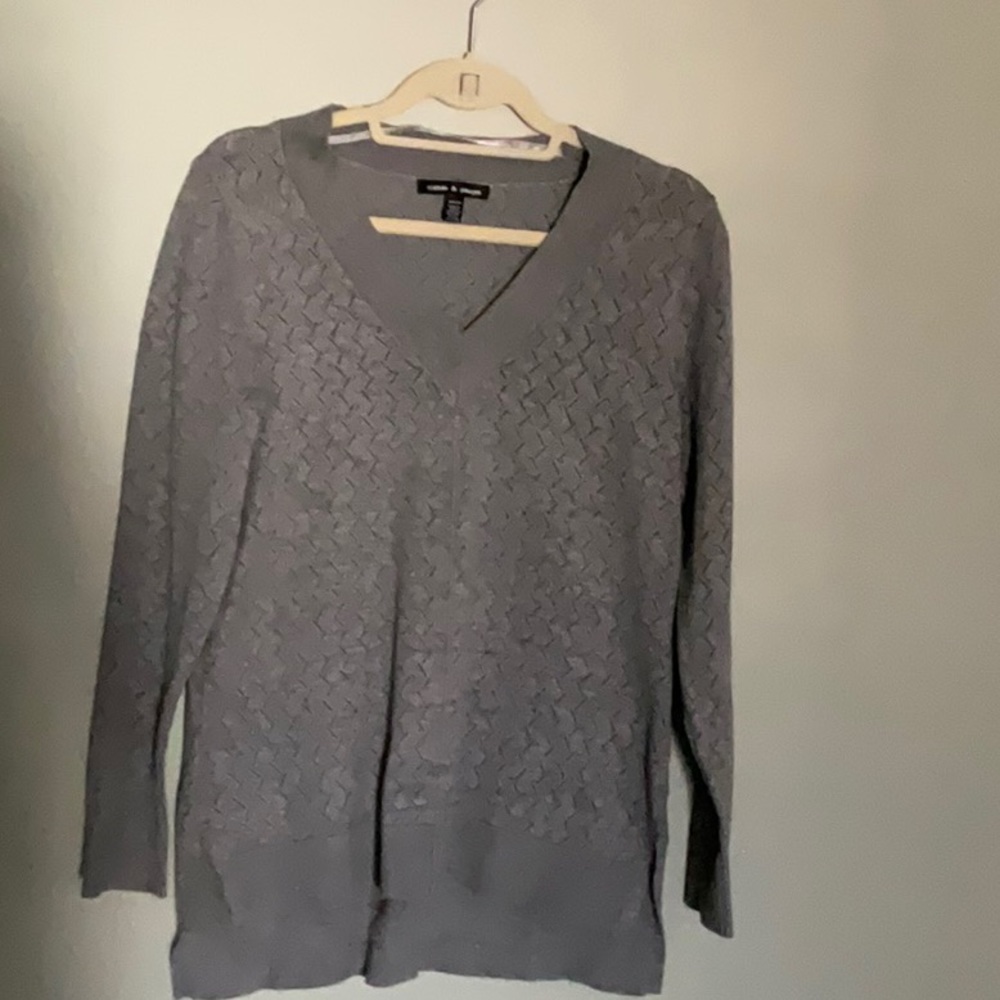 Cable & Gauge V-neck High/Low sweater with long sleeves size Small